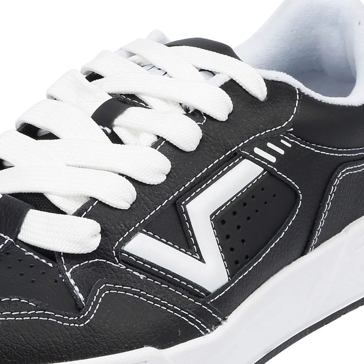 Vans Upland Black/White Trainers